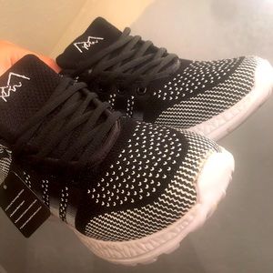 Ultra-Comfort Black/White Shoes